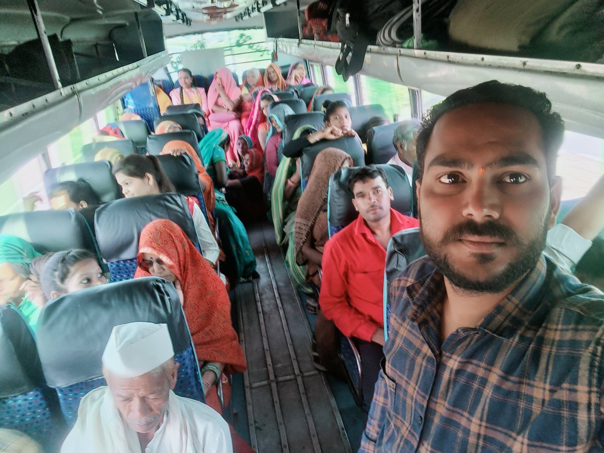 हमारे प्रदेश के यशस्वी मुख्यमंत्री माननीय शिवराज सिंह जी चौहान महोदय के नेतृत्व मे माँ विजासन देवी लोक महोत्सव सलकनपुर जाने का सौभाग्य प्राप्त हुवा जनपद पंचायत आष्टा.  ग्राम पंचायत बैजनाथ की ओर से CM सहाब. को बहुत बहुत धन्यवाद आपका आशीर्वाद सदैव बना रहे 
गौरव चौरसिया 
GRS बैजनाथ