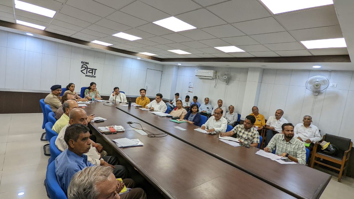 rshuklabjp's tweet photo. कलेक्ट्रेट में मध्यप्रदेश के मुख्यमंत्री श्री @Shivraj जी द्वारा वीडियो कॉन्फ्रेसिंग के माध्यम से जनता की समस्याओं का शीघ्र निराकरण व लाडली बहना योजना के क्रियान्वयन किए जाने के संबंध में बैठक की गई
इस दौरान जनप्रतिनिधि सहित प्रशासनिक अधिकारी उपस्थित रहे। https://t.co/rdJjWAVh6b