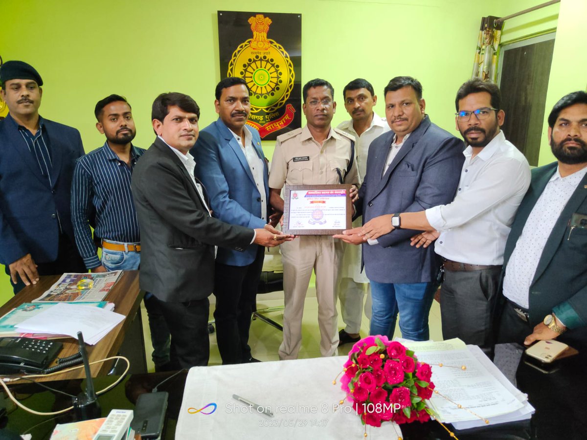 Vipresh_Rana's tweet photo. @tha_humanrights @Uppolice @MyCggovt @CMOfficeUP @mainpuripolice 
मानवाधिकार सहा��ता संघ अंतरराष्ट्रीय के राष्ट्रीय अध्यक्ष सोनू सिंह भारत के निर्देश पर पुलिस मित्र अभियान के तहत छत्तीसगढ़ में सिटी ASP,DSP ग्रामीण,DSP यातायात को छत्तीसगढ़पदाधिकारियों ने पुष्प भेंट कर सम्मानित किया https://t.co/4030g9Bnqh