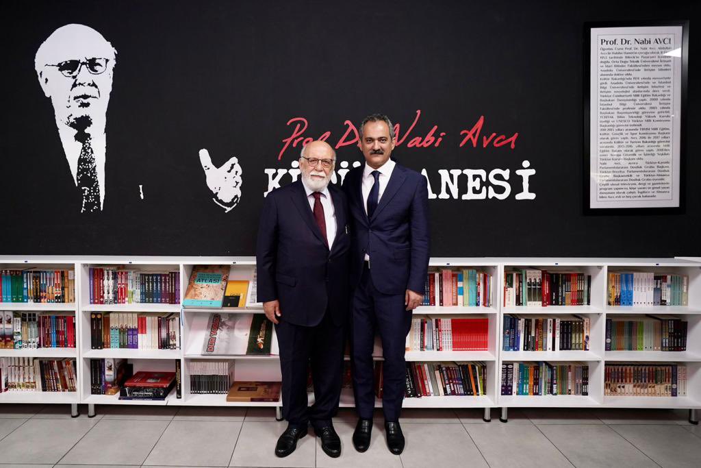 prof_mahmutozer's tweet photo. Kandilli Kız Anadolu Lisesi bünyesinde açtığımız ve Millî Eğitim Bakanlarımızdan Nabi Hoca’mızın adını verdiğimiz “Prof. Dr. Nabi Avcı Kütüphanesi”ni öğrencilerimizin hizmetine sunduk.

Okullarımızın kalbi olacağı inancıyla başlattığımız “Kütüphanesiz Okul Kalmayacak” projemiz kapsamındaki kütüphanemiz, öğrencilerimize hayırlı olsun.