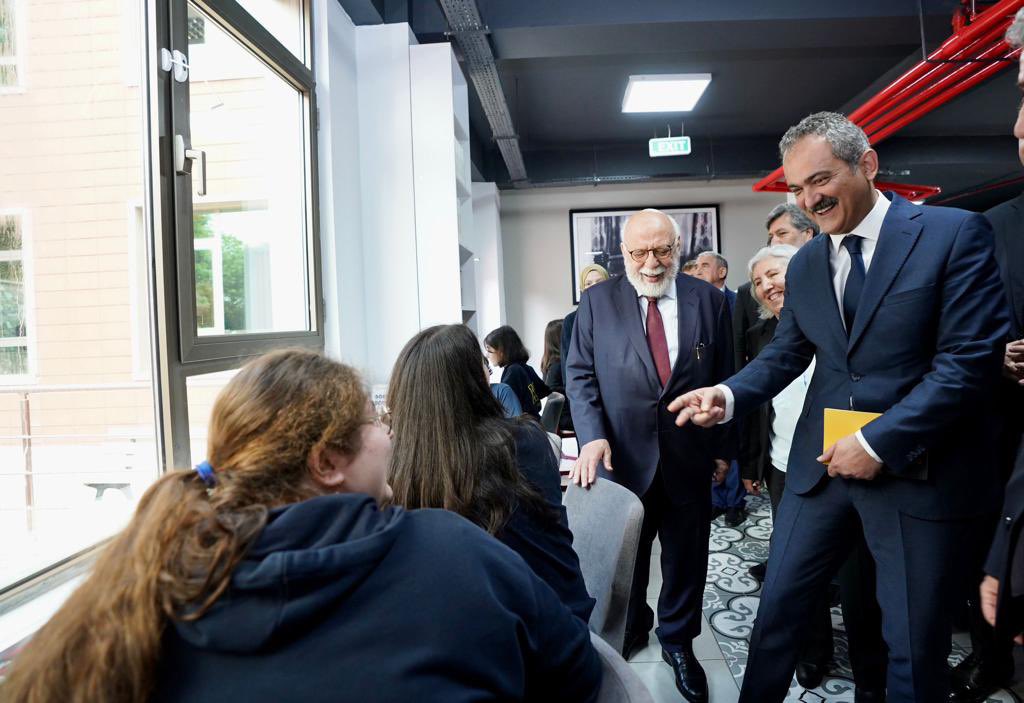 prof_mahmutozer's tweet photo. Kandilli Kız Anadolu Lisesi bünyesinde açtığımız ve Millî Eğitim Bakanlarımızdan Nabi Hoca’mızın adını verdiğimiz “Prof. Dr. Nabi Avcı Kütüphanesi”ni öğrencilerimizin hizmetine sunduk.

Okullarımızın kalbi olacağı inancıyla başlattığımız “Kütüphanesiz Okul Kalmayacak” projemiz kapsamındaki kütüphanemiz, öğrencilerimize hayırlı olsun.