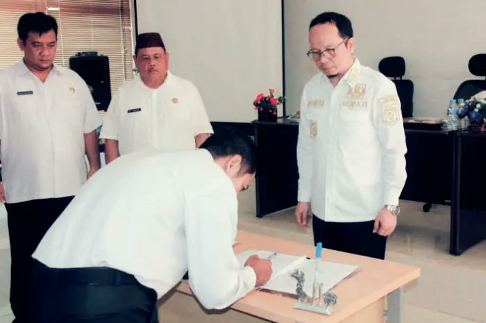 radarbangkabel's tweet photo. Penyerahan 37 SK PPPK Nakes Bateng, Bupati Algafry Tegaskan Komitmen Pengabdian - https://t.co/BwprUgY31B https://t.co/afggQy2AVu