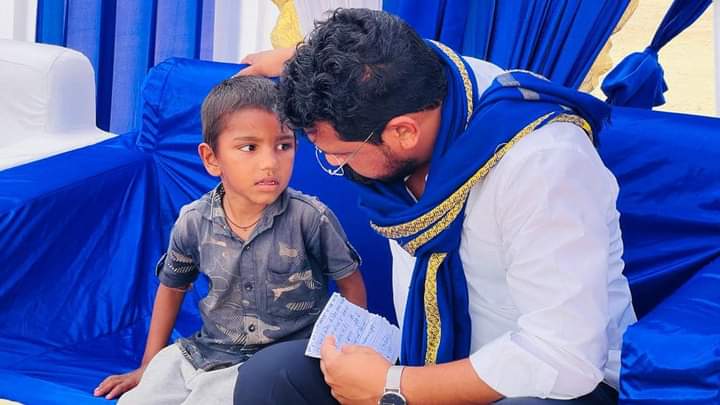 SanjeetJatavASP's tweet photo. भाई शहीद कार्तिक भील जी का बेटा जो महज चार साल का है,वो जब चंद्रशेखर आजाद भईया जी के पास एक उम्मीद लेकर आता है तो हमारे समाज के कुछ BJP के दलाल उसका भी उपहास उड़ाते हैं, अब बस करो जाहिलों हद हो गई।
मेरा नेता समाज की आवाज उठाता है साथ नहीं दे सकते तो खिलाफ मत आओ।
@BhimArmyChief https://t.co/39OGD8l6Zc