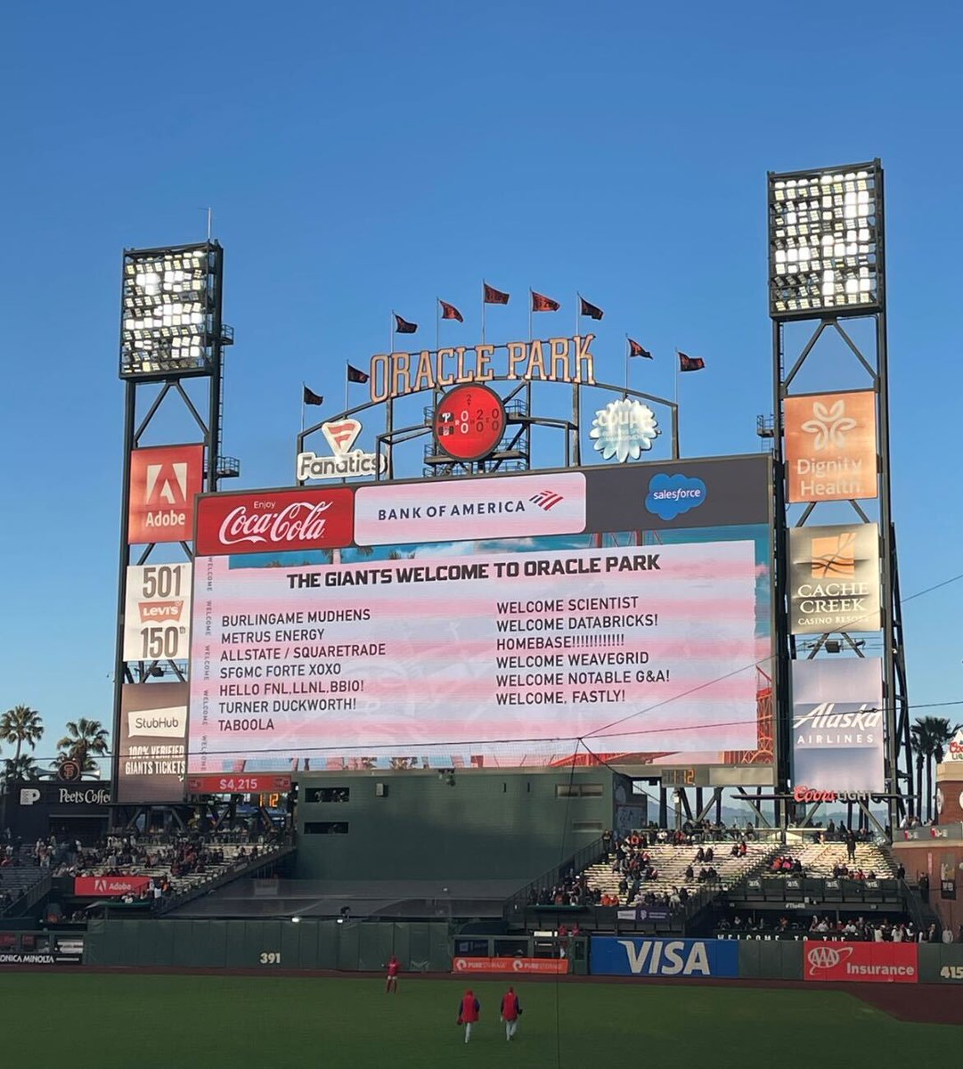 FastlyJapan's tweet image. ＼社内イベント：野球観戦⚾／

5月はサンフランシスコ、デンバー、ニューヨーク、東京、ロサンゼルスのFastlyanで野球観戦に行ってきました！
定番のホットドッグを食べて野球の試合を堪能🌭

応援するチームが違ってもFastlyの仲間と一緒に観戦できて楽しかったです❤️

#野球観戦 #LifeAtFastly