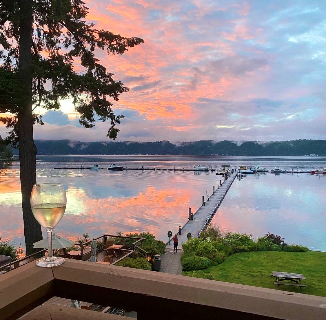 It's Winesday! 
Grab your complimentary glass of vino from the Drinkery and catch the sunset on Hood Canal. Now that's the way to start a vacation! 😍

#winesday #wine #vino #bevi #pnw #alderbrook #resort #sunset