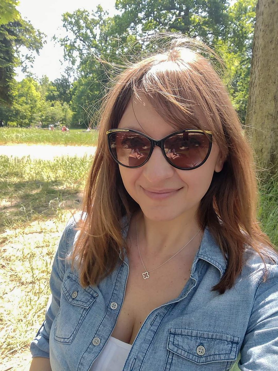 What to do when the weather's nice and you're not traveling at the moment? A picnic with a friend outside the city! Bois de Vincennes, one of the two forests bordering Paris, is easy to get to on the metro. 🌳☀️ #TravelTribe #TTOT
