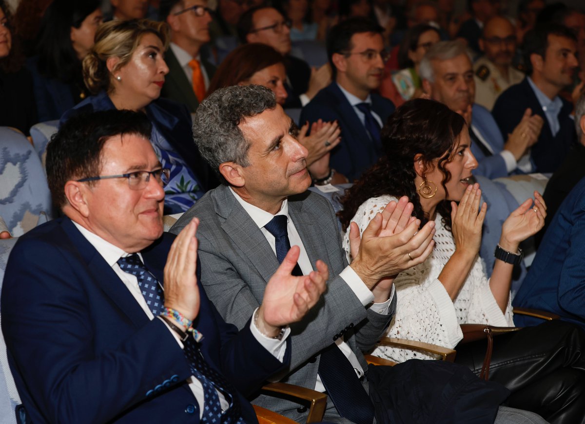 Arranca la fiesta grande de #Toledo con el pregón de #CorpusChristi y la entrega de la Tarasca de Honor

Un acto al que no han faltado nuestros concejales <a href="/EstebanPanos_Cs/">Esteban Paños</a>, <a href="/Aracelidlcalle/">Araceli de la Calle 🇪🇸</a> e <a href="/Irene_Benayas/">Irene Benayas</a> en el <a href="/teatroderojas/">Teatro de Rojas</a>