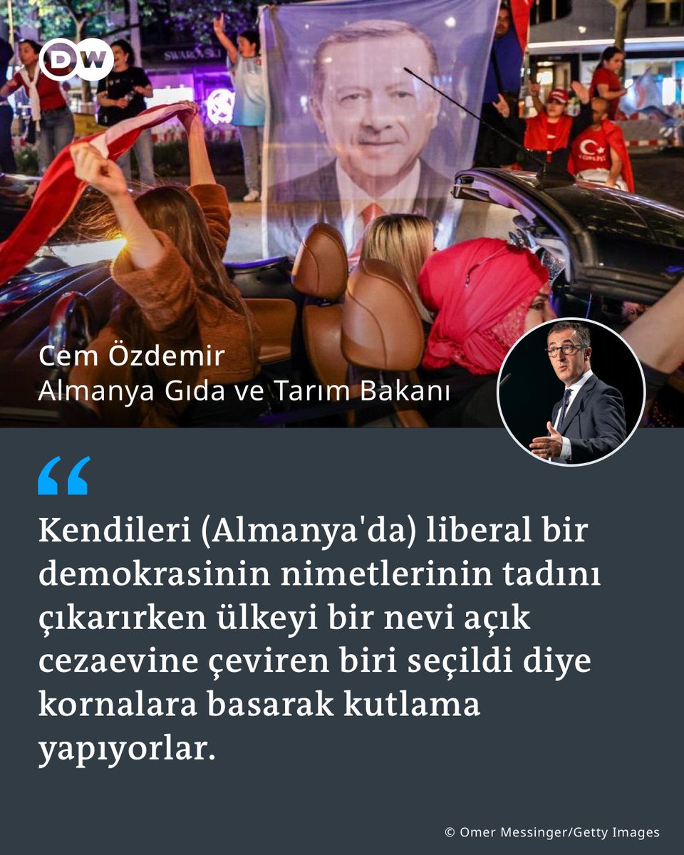 dw_turkce's tweet photo. Almanya'da Erdoğan taraftarlarının seçim gecesi sokaklara dökülmesi, Türkiye kökenlilerin Almanya'ya uyumunu tartışmaya açtı

Almanya Gıda ve Tarım Bakanı Özdemir Almanya'daki Erdoğan taraftarlarını eleştirdi

🔗https://t.co/U3ZTmaGX8W https://t.co/Be0j8cwTpM