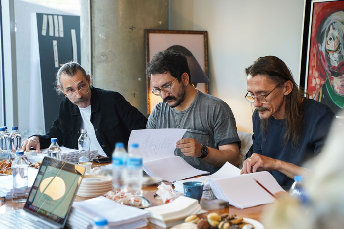 Refleksifcom's tweet photo. Çekiç ve Gül: Bir Behzat Ç. Hikayesi’nin ikinci sezon hazırlıkları başladı @PPRiletisim @BluTV 
https://t.co/HdPzTcgjfj https://t.co/8aaDgKeNop