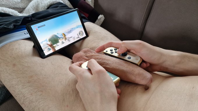 Il manque d'un 2e joueur pour m'aider sur Zelda. Je g&egrave;re les manettes et lui va g&eacute;rer le joystick 😈 Alors<a href="/tag/maqueue"class="tags"><span>#maqueue</span></a>