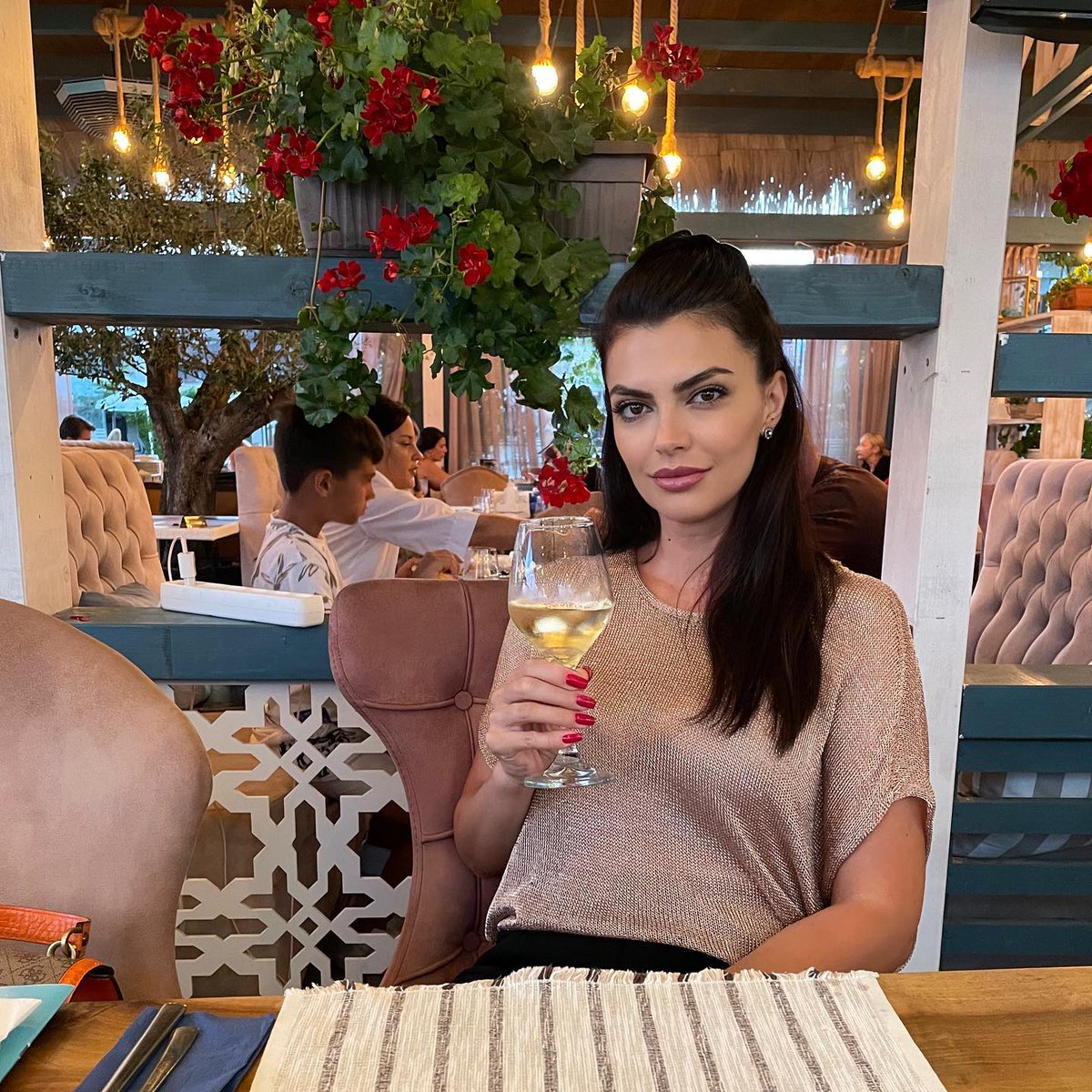 、When the whole world is about to rain, let’s make it clear in our heart together.