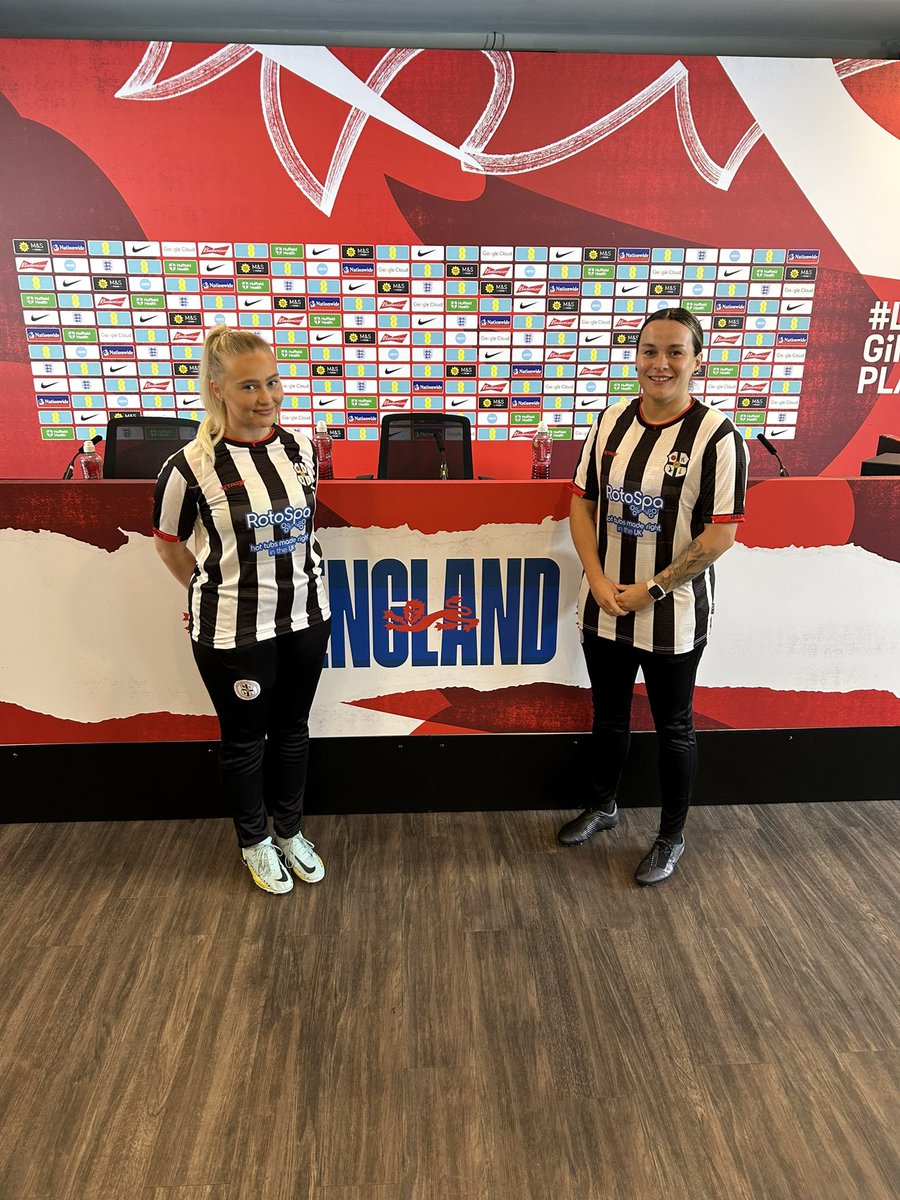 Our new kit sponsor <a href="/RotoSpaUK/">@RotoSpaUK</a> looking very smart on the front of our bespoke 23/24 season kit. Featuring first team players <a href="/Spanna95/">Anna Wilcox</a> <a href="/rhibeatrice/">RI🦋</a>
Not a bad backdrop for the reveal either 🏴󠁧󠁢󠁥󠁮󠁧󠁿🦁