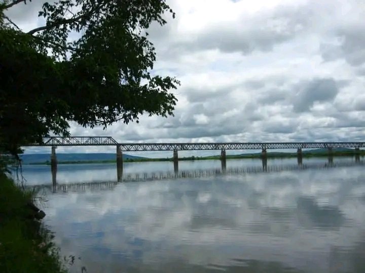 coeurdafriqueM's tweet photo. 📌Avez-vous déjà visité #Kabalo?
Je vous présente le 2ème plus long pont de la #RDC(après le #pont_Maréchal).
Il s'agit du pont de #Zofu, construit au dessus du fleuve Congo. Il se trouve ds la province de #Tanganyika,territoire de #Kabalo.
@benjimk @benbabunga @leParrainRDC https://t.co/lRCGOXX0Uf