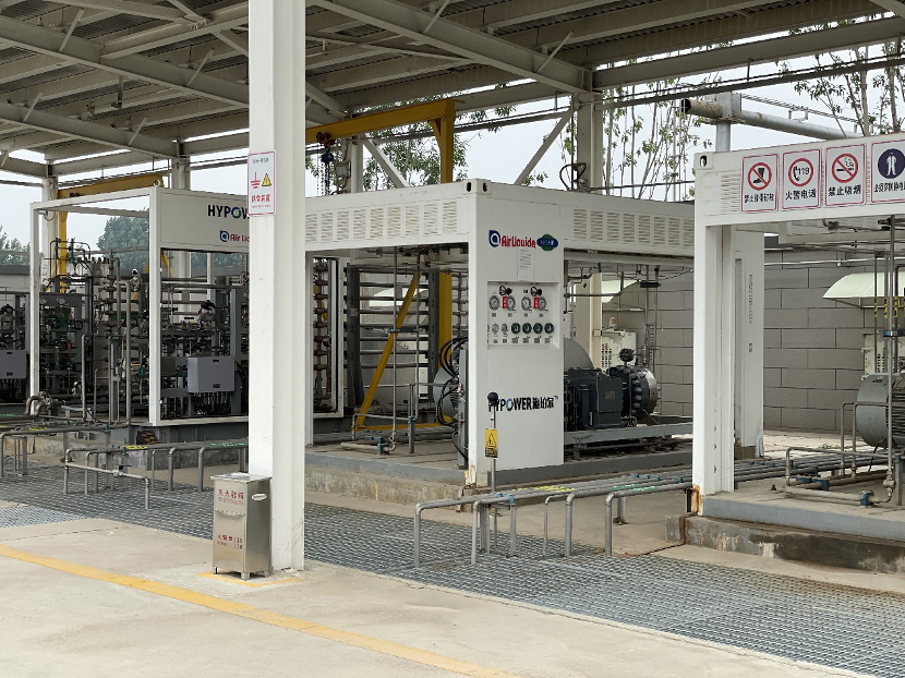 CGTNFrancais's tweet photo. #Hypower est la plus grande station d’hydrogène au monde avec une superficie de 6 677 m², 8 machines de recharge, 16 pompes et une capacité de 4,8 tonnes par jour. https://t.co/02wl5uCpjd