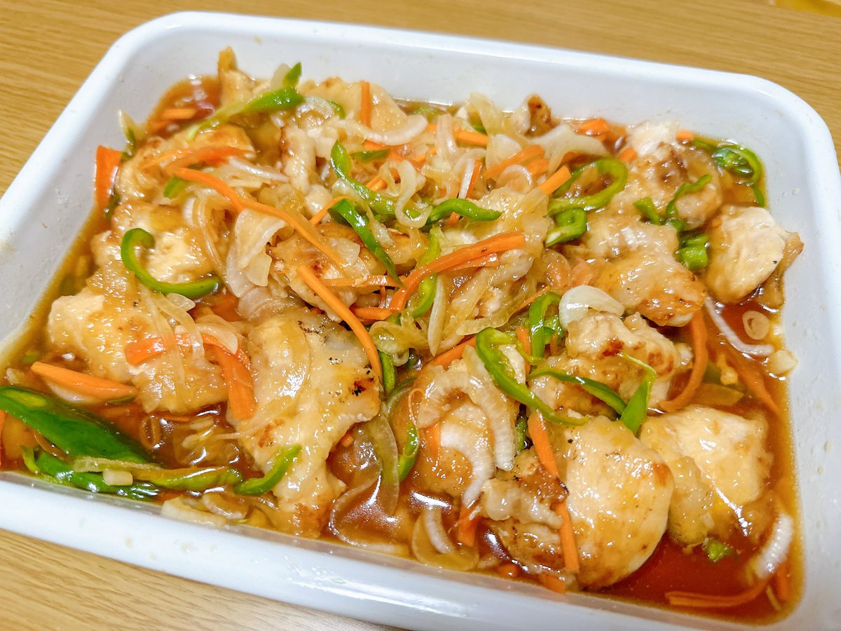 mityan_diet333's tweet photo. 付け合わせで作った鶏むねの南蛮漬けうますぎる！！！
酢：醤油：砂糖を5：3：3で合わせたタレに、片栗粉まぶして焼いた鶏むね新玉ねぎにんじんピーマンを浸して完成！
さっぱりしててご飯進むー！
これは夏にぴったり✨ https://t.co/BV2q7Qm0kD