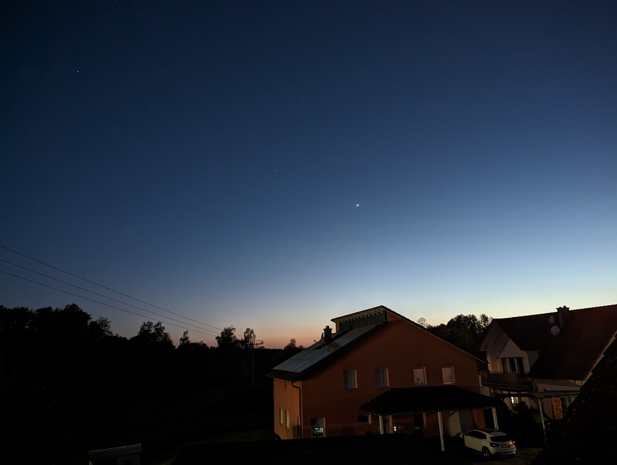 brotherj2k's tweet photo. @neiltyson I got the same shot. Though @neiltyson you failed to mention the bright red dot to the upper left is Mars and the two on the immediate right are the heads of the Gemini twins. https://t.co/UNjTXzbyHU