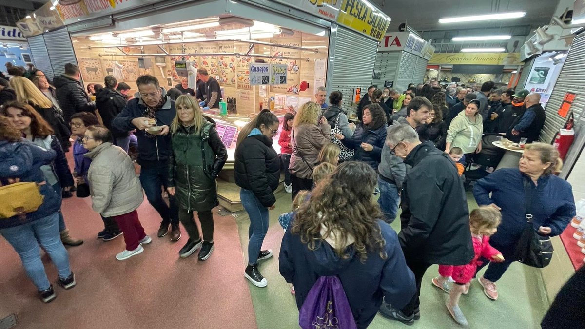 Blanes_cat's tweet photo. Notícia: @Blanes_cat promou #productesKm0 amb #AnemaPlaça: #ShowCooking amb #tasts i venda dels ingredients per cuinar-ho el primer divendres de cada mes. Alternarà entre #MercatFruitesVerdures #MercatMasEnlaire, on comença el 2 de juny, de 11 a 13’30 h
https://t.co/CGgeH9fM7v https://t.co/Zt96xX3CvD