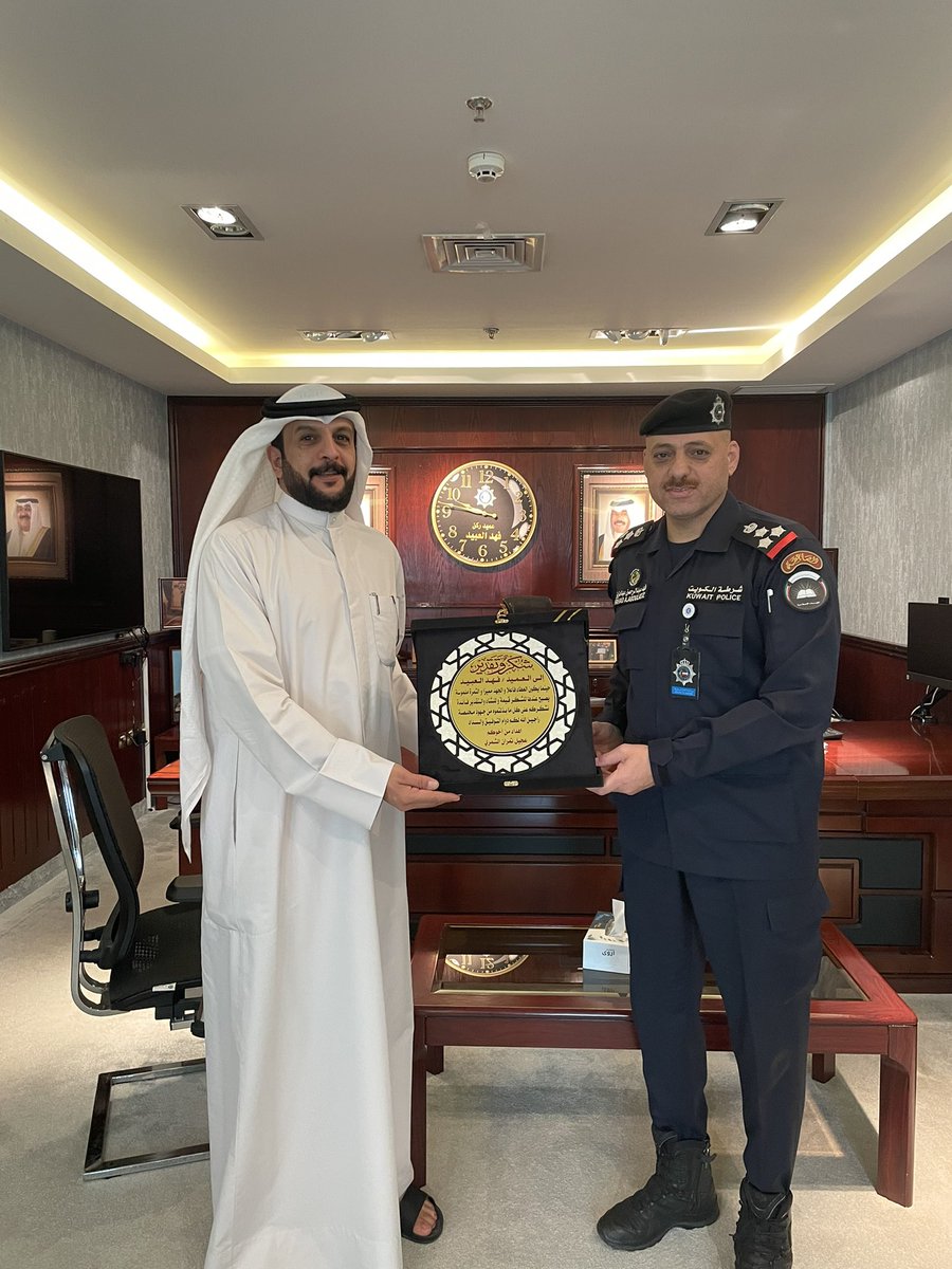 التقيت اليوم بمدير عام المؤسسات الاصلاحية العميد ركن فهد عبدالرحمن العبيد وعرضنا عليه مجموعة من مطالب السجناء، وابدى ترحيبه لنا بحفاوة وسعة صدره وتفهمه لنا والاطلاع على المطالب لتحقيقها على ارض الواقع.
وفي نهاية اللقاء تقدمنا بدرع تكريما لجهوده الوطنيه 
شكراً ابو محمد 🌹🌹🌹🌹