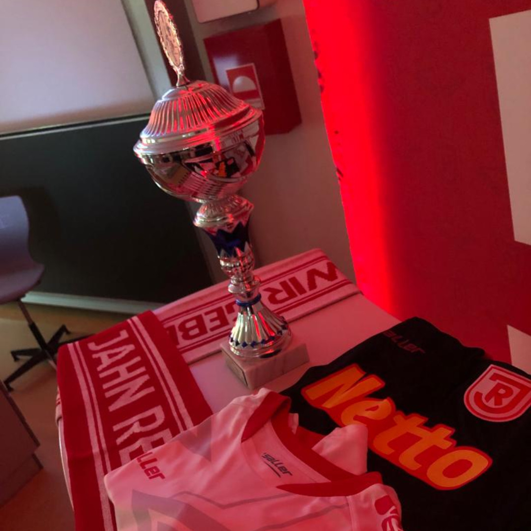 Am Mittwoch war Jahn eSports-Spielertrainer Johannes "<a href="/Hannesss777/">Hannes</a>"  Empl zu Besuch in der PINDL Realschule. Gemeinsam mit 58 Schülerinnen und Schülern wurde im Rahmen des Maifestes die erste eSports-Schulmeisterschaft in einem 2v2-FIFA23-Turnier durchgeführt  💪🏻 #miaspuinfiaeich
