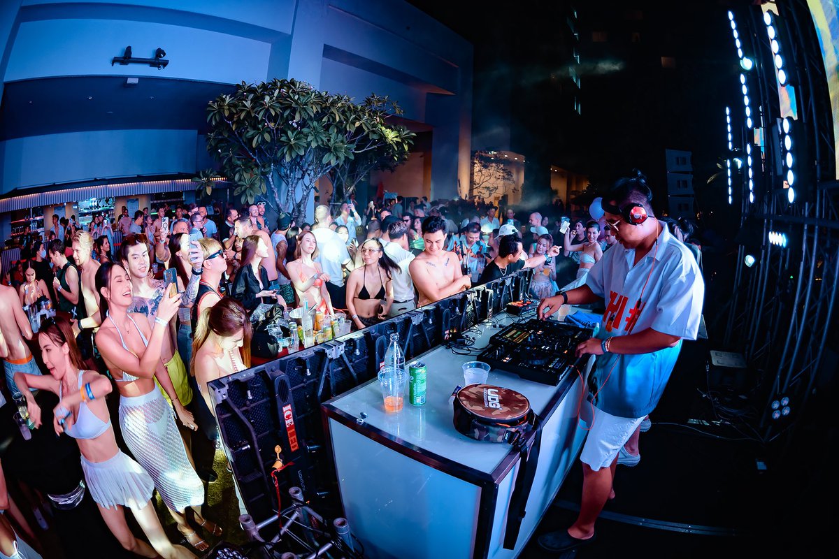 Crypto Pool party &amp; beers 👙🍻 

excellent to see you guy !! 🥰💕
And see u soon next event ⏭️

#cryptomeetupthailand #cryptopoolpartyandbeers #doublecdrinks #revvethailand #cr7goldthailand #amari #epicbangkok