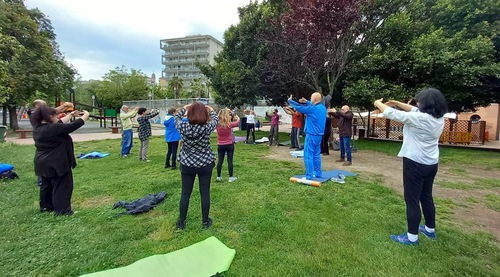 Italy: Sharing the Falun Dafa Exercises after Seeing Shen Yun
en.minghui.org/html/articles/…