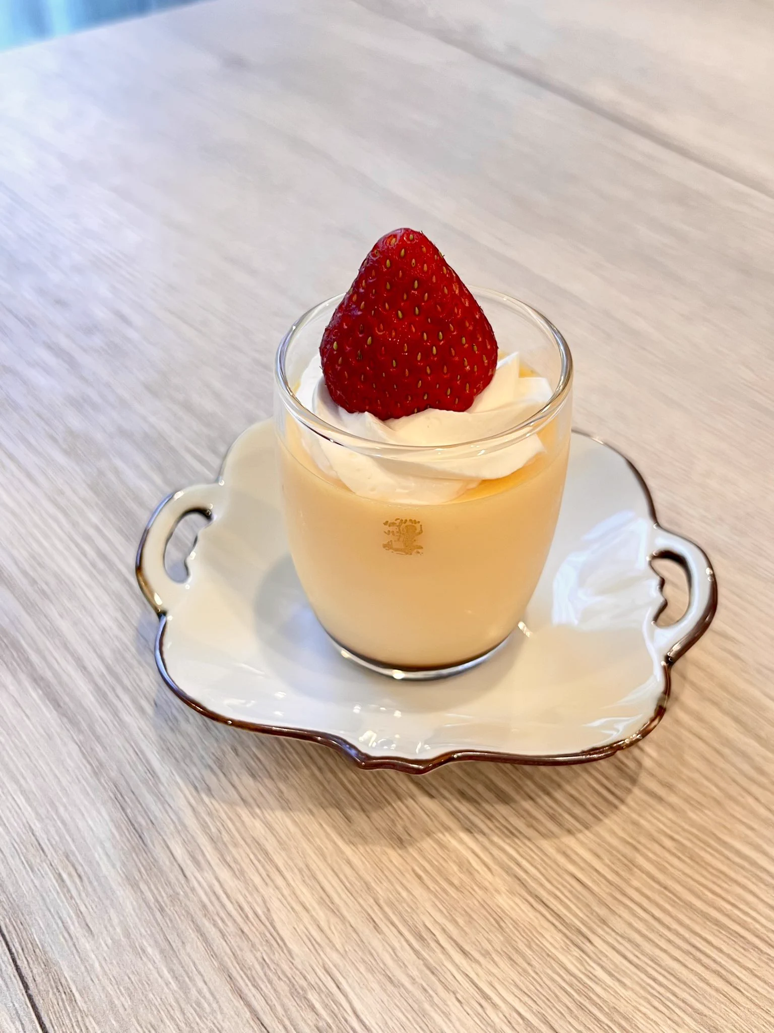 夕食作り前のエネルギーチャージ。
ちょうど銀座ウエストの青山ガーデンに行く予定だったので、ツイートを見て初めてプリンを買ってみた。
パンチの効いたカラメルにびっくりしたけれど美味しかった♡苺がのっているのも嬉しい。
ほかのプリンも食べてみよう。  