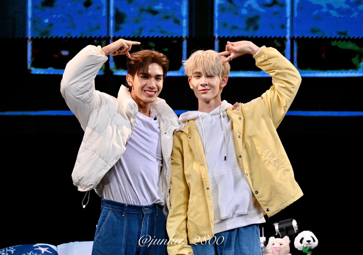 Junkie2800's tweet photo. NetJames Japan 1st Fanmeeting

この格好好き💕💕💕
like this look💕💕💕

@netsiraphop @Jamessu_w 

#netsiraphop #JamesSu #bedfriendseries #NetJames #NetJamesInJapan 
#NetJamesJapan1stFM https://t.co/TueLaV8MBv