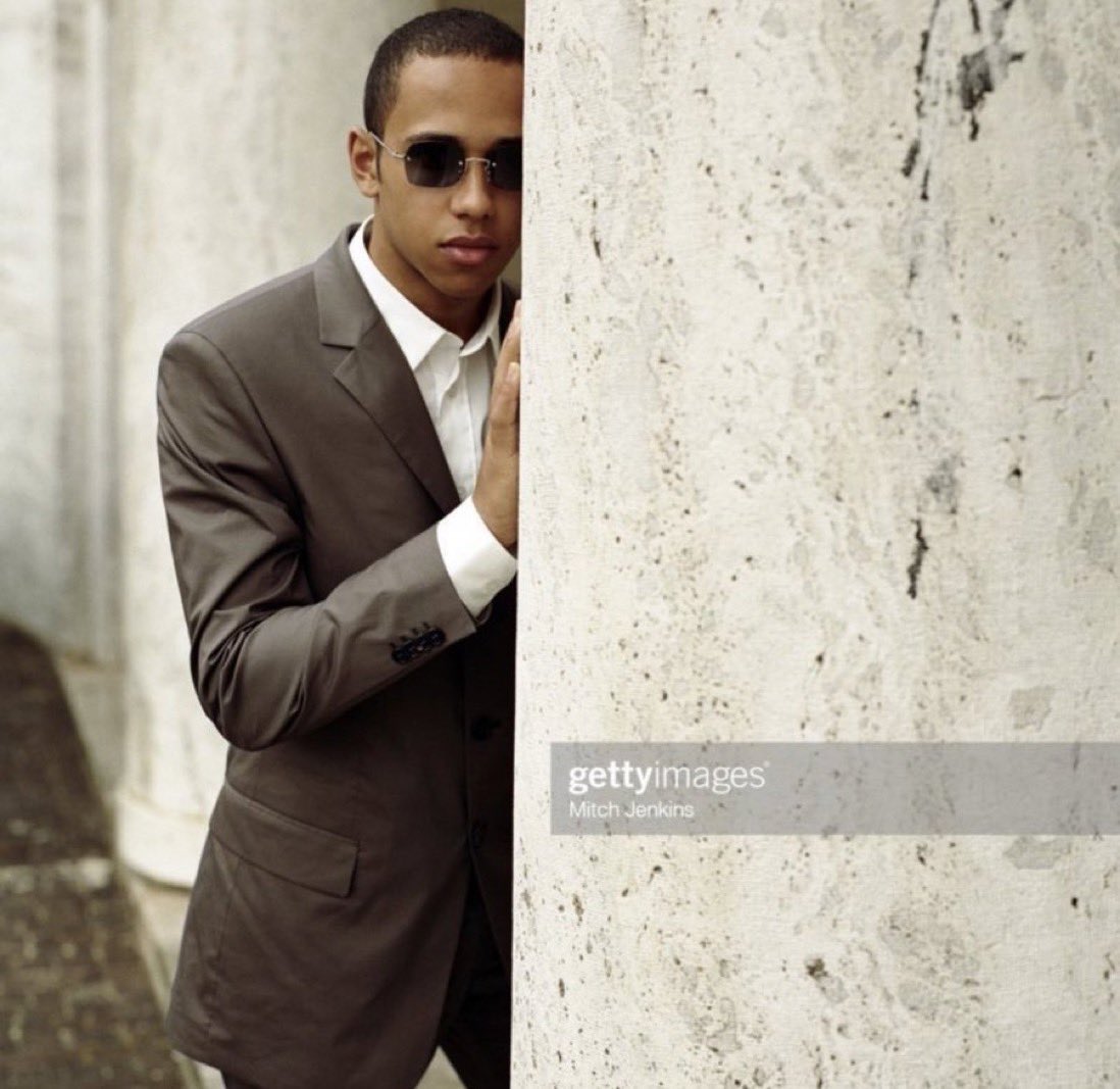 ESTA FOTO DE LEWIS PUEDE SER UNA PORTADA DE UN ÁLBUM DE ROMEO SANTOS FÁCILMENTE😭