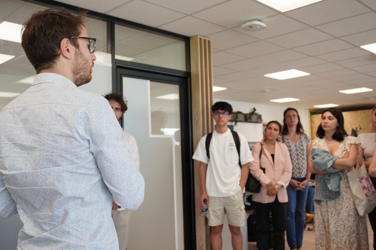 goupil_ev's tweet photo. Aujourd'hui, nous avons reçu la visite d'une vingtaine d'élèves du lycée Stendhal d'Aiguillon avec l'association Du Lot-et-Garonne aux Grandes Écoles.

Quel était le programme ? Présentation des différents #métiers chez Goupil et visite de l'#usine.

#GoupilEV #entreprise https://t.co/IUA2O8LXdt