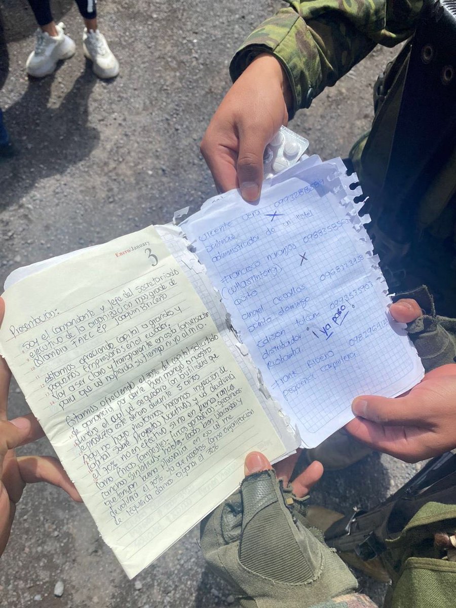 EjercitoECU's tweet photo. Durante operación CAMEX ejecutada por el @EjercitoECU en #Pingue, se detuvo la marcha de 1 vehículo, encontrando:
- 4 fundas con SSF (droga)
- 1400 dólares
- Hojas con información de posible lavado de dinero
Se aprehendió a 3 personas junto con las evidencias.
#EjércitoECU https://t.co/KTS7XcVMl7