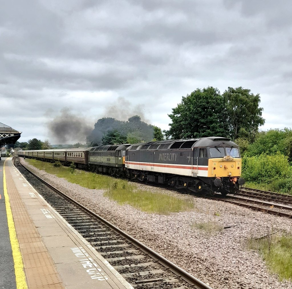 #classictraction 47828+47805 provide double #clag passing Malton on 1Z40 1624 Scarborough-Newport (S.Wales) Statesman Charter.
The only train of the day on the York-Scarborough line,no doubt providing some light relief for the Signallers on the line.