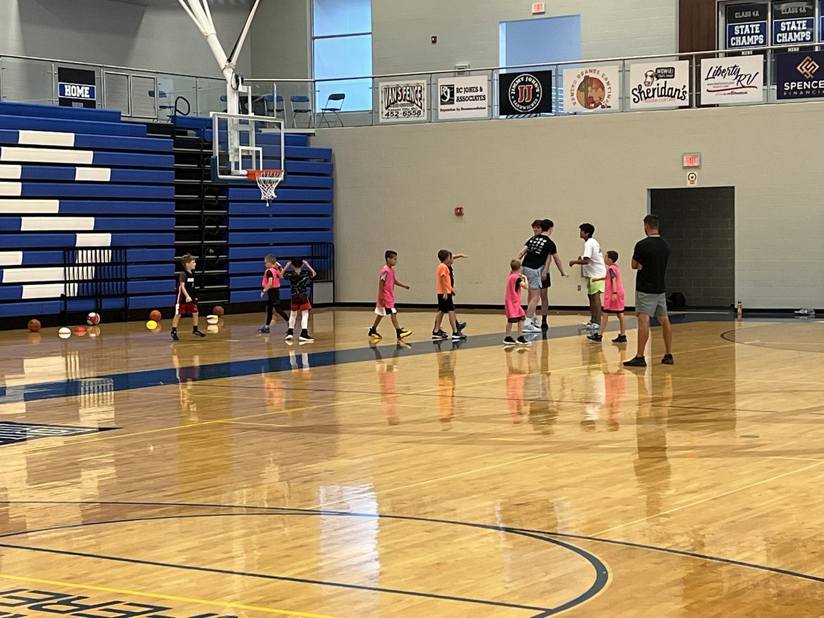 LHSBasketball's tweet photo. Campers of the day for k-4! https://t.co/56bflpYScR
