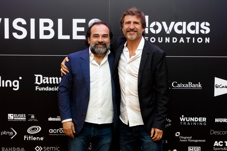 No acostumo a penjar fotos personals però aquesta val la pena. Gràcies al llibre <a href="/RelatsSolidaris/">Relats Solidaris</a> ahir vaig conèixer  <a href="/VrodriguezLovF/">Víctor Rodríguez 🦁🤹‍♀️</a> És el president de la Fundació Lovaas contra l'autisme. Més gent com ell al món si no és molt demanar. Si compreu el llibre en farà el millor ús