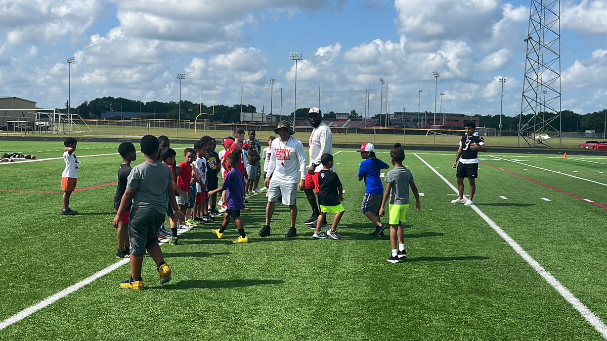 📍 Rosenberg 

Beautiful morning for <a href="/BFTerryFootball/">BF Terry Football</a> Youth Camp!!

Photos in Thursday’s edition of The Herald!