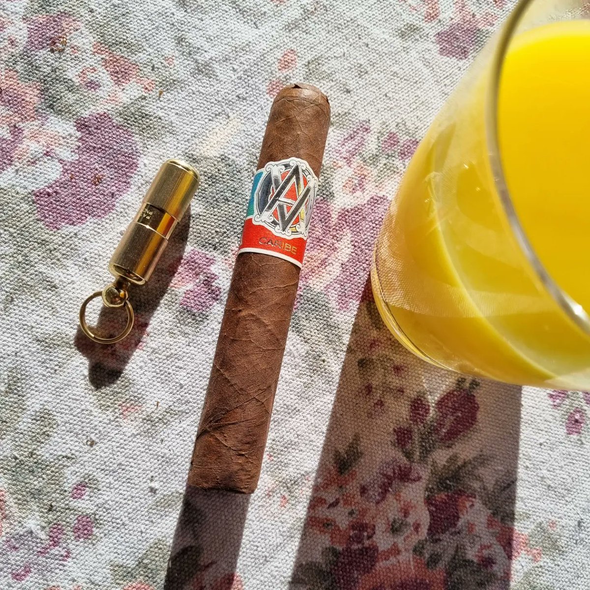 Doobies_Den's tweet photo. A fine AVO Syncro Caribe to end the day assisted by an AVO Bullet punch cutter. #avocigars #avosyncro https://t.co/HvnyfwZbKM