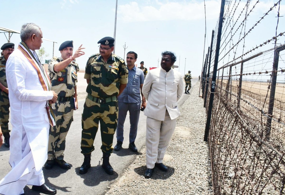 GovernorofGuj's tweet photo. बनासकांठा जिले की दो दिवसीय मुलाकात के दौरान आज भारत-पाकिस्तान सीमा पर नडाबेट का दौरा किया।मातृभूमि की रक्षा करने वाले जवानों से मुलाकात कर देशसेवा के वीरतापूर्ण कार्य के लिए शुभकामनाएं दी और जवानों को मिलने वाली सुविधाओं की जानकार�� भी प्राप्त की। https://t.co/t3HAYVvk5R