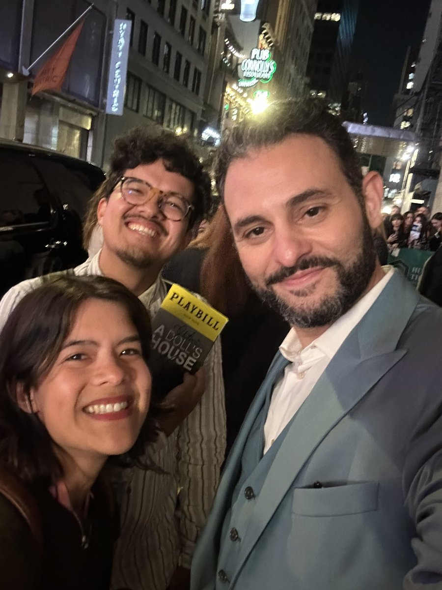 annapriscalohse's tweet image. Dream pop culture week with an epic @succession finale &amp;amp; meeting @ArianMoayed stage door after #ADollsHouse #teamstewy #pancakesandwaffles
