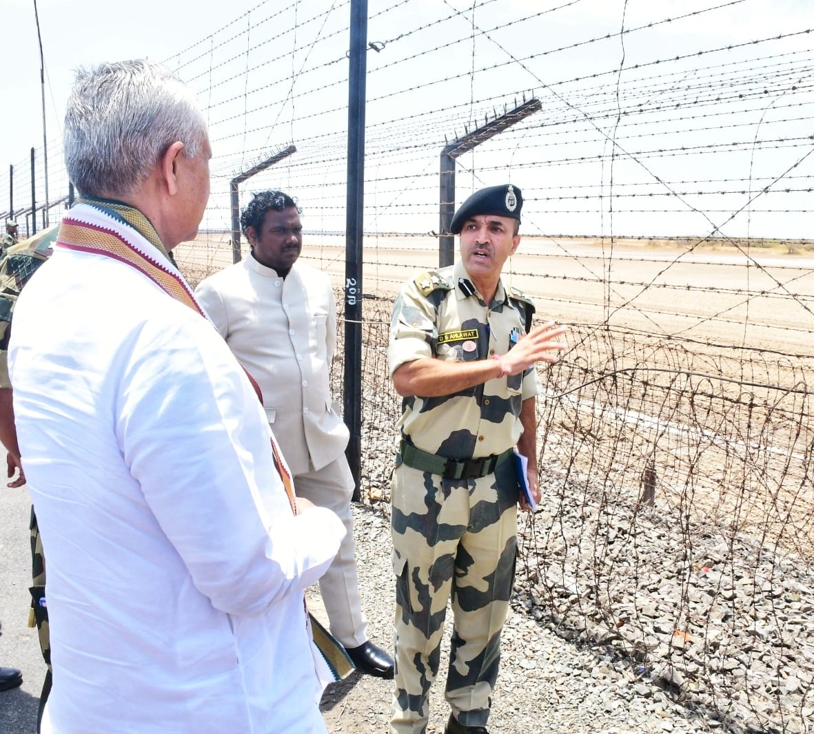 GovernorofGuj's tweet photo. बनासकांठा जिले की दो दिवसीय मुलाकात के दौरान आज भारत-पाकिस्तान सीमा पर नडाबेट का दौरा किया।मातृभूमि की रक्षा करने वाले जवानों से मुलाकात कर देशसेवा के वीरतापूर्ण कार्य के लिए शुभकामनाएं दी और जवानों को मिलने वाली सुविधाओं की जानकार�� भी प्राप्त की। https://t.co/t3HAYVvk5R