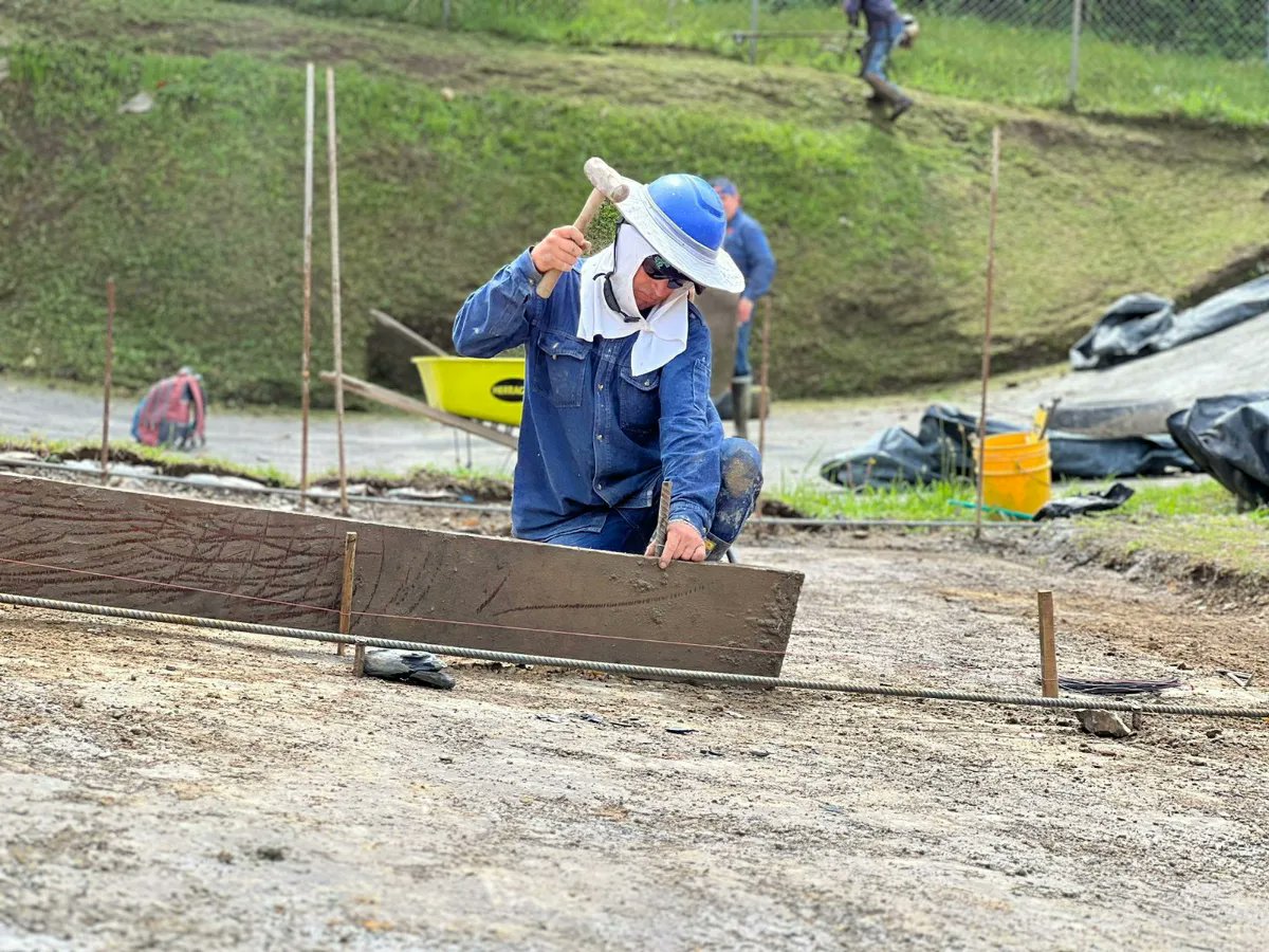 #CiudadDeportiva 🚵
Realizamos obras de mantenimiento a la pista de BMX. Se habilitará el lunes 5 de junio. 💪