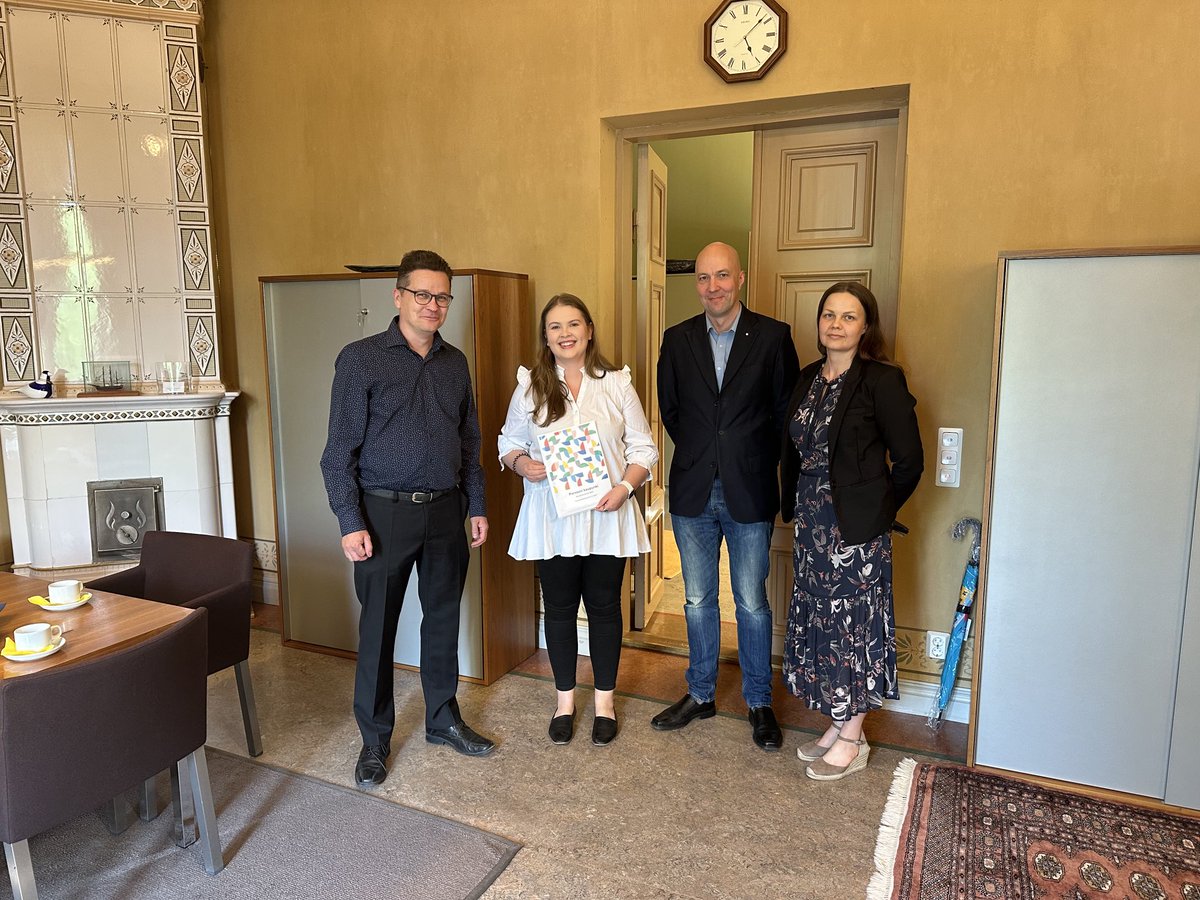 #Arviointikertomus vuodelta 2022 luovutettiin ⁦<a href="/PorvooBorga/">Porvoon kaupunki - Borgå stad</a>⁩ ’n tarkastuslautakunnan puheenjohtajien ⁦toimesta valtuuston 1. varapuheenjohtajalle ⁦<a href="/neahjelt/">Nea Hjelt</a>⁩ ’lle ja kaupungin virkakunnalle. Valtuuston käsittelyyn asia siirtyy kesäkuussa. #arviointi #kaupunki