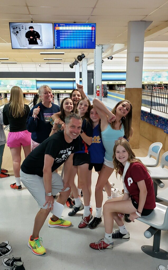 CBTohickonMS's tweet photo. Team Summit is having fun on their bowling trip today! #Tohickon #CBSD #FieldTrip #710Split https://t.co/QbukYQpmNP