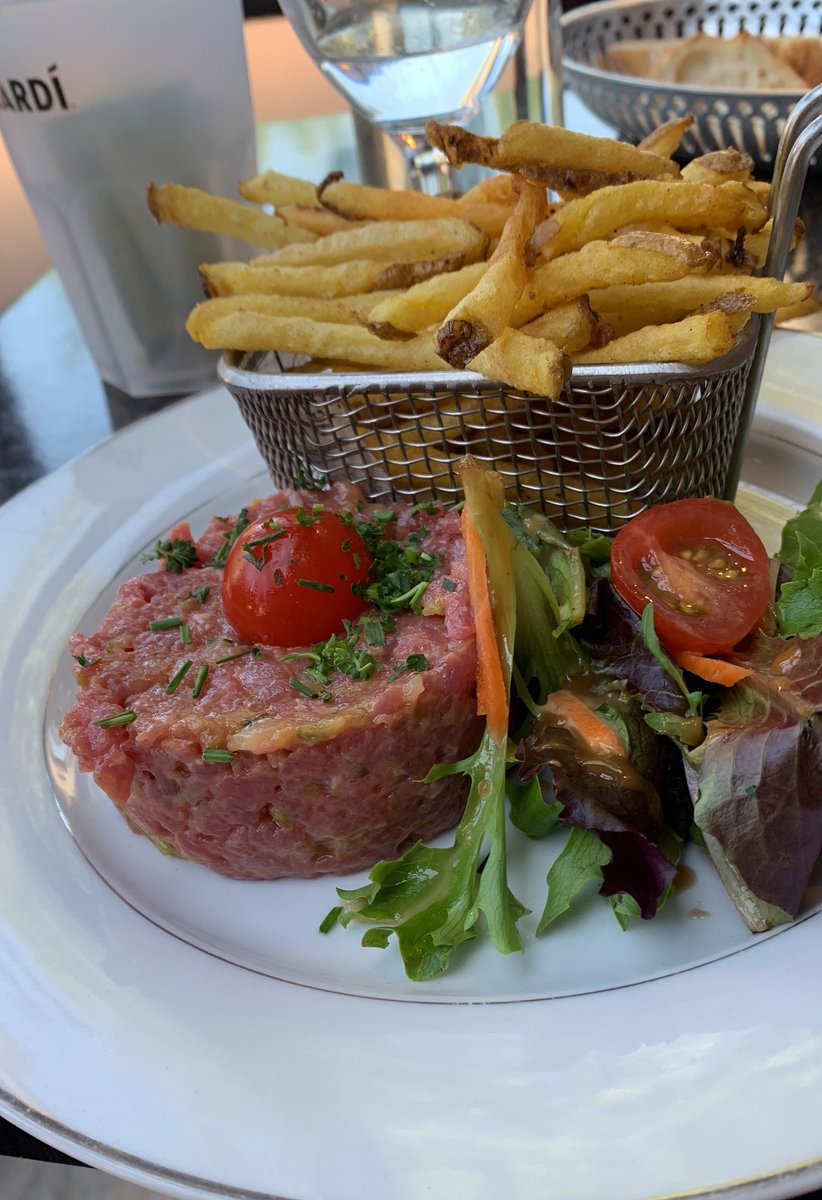 natalialunares's tweet photo. Me equivoqué de plato y terminé pidiendo carne cruda, pedí el favor de que me la cocinaran un poco más. La mesera indignada y molesta me hizo el favor. 
Conté la historia en Instagram y mis amigos 🇫🇷 automáticamente: https://t.co/sC3Nf5v9qD