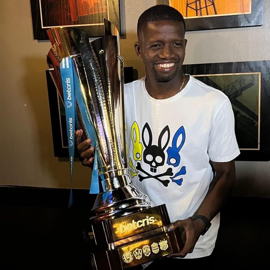 AFHO_HN's tweet photo. La Asociación de Futbolistas de Honduras te desea mucho exitos en todos tus proyectos @boniek1426 

Una leyenda nunca se olvida.
 ¡Gracias por todo Presidente!
 @CDOlimpia 

@AFHO_HN @FIFPRO https://t.co/qj2IpjrnJf