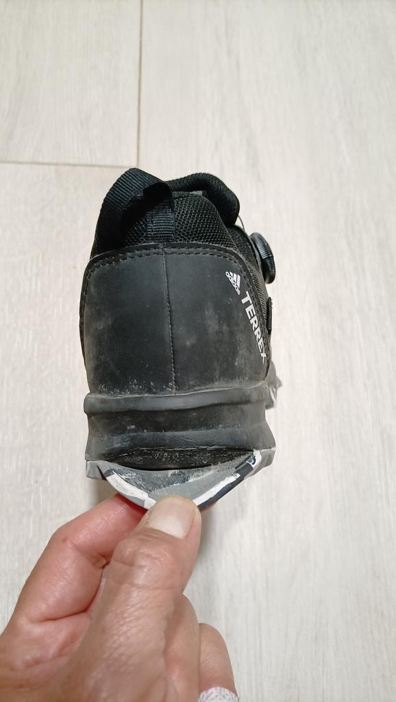 n'achetez pas de baskets au <a href="/SneakidsParis/">Sneakids</a>
elles sont de mauvaise qualité. Après 3 semaines: