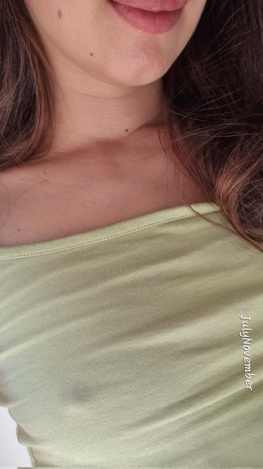 On voit un peu mes tetons quand je porte pas de soutif en fait https://t.co/Z0cKLtVLAp