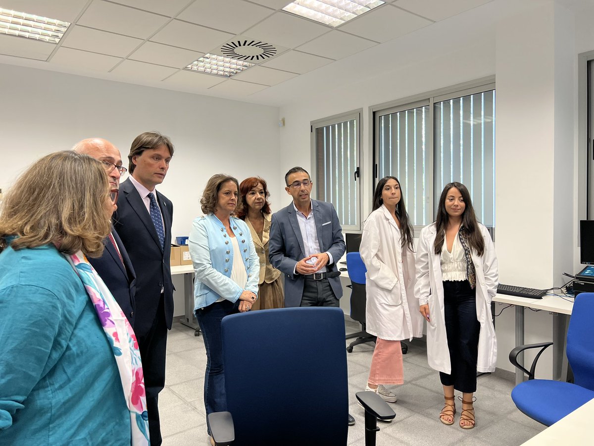 LinaGarcia_AND's tweet photo. Visito la @pablodeolavide junto a su rector, Francisco Oliva. 

Además del campus, me han mostrado su máquina de diagnóstico de imagen y he conocido el laboratorio de Biomarcadores. 

Analizamos las posibilidades de colaboración para avanzar en la investigación. https://t.co/PIwxZY7nwN