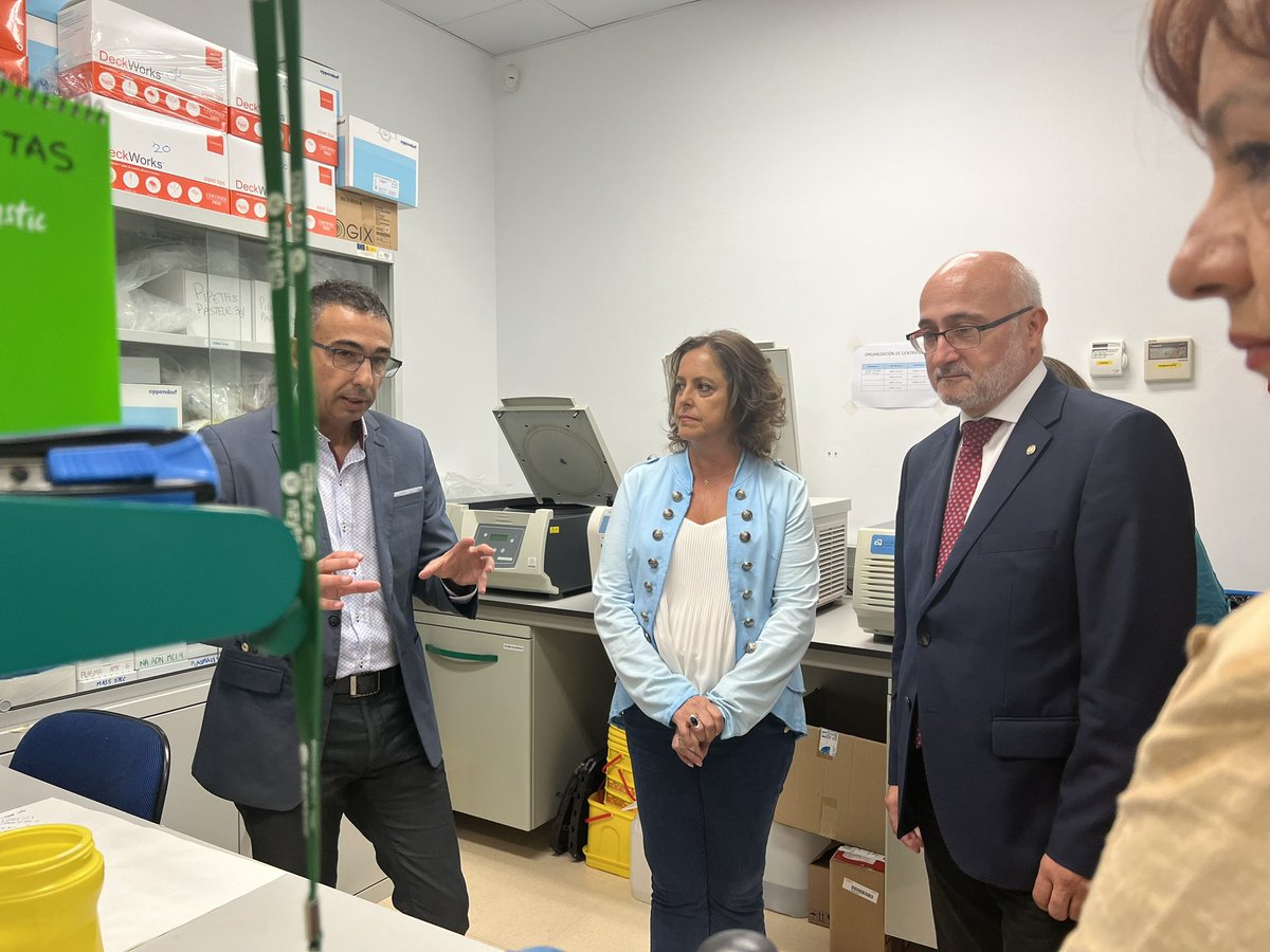 LinaGarcia_AND's tweet photo. Visito la @pablodeolavide junto a su rector, Francisco Oliva. 

Además del campus, me han mostrado su máquina de diagnóstico de imagen y he conocido el laboratorio de Biomarcadores. 

Analizamos las posibilidades de colaboración para avanzar en la investigación. https://t.co/PIwxZY7nwN