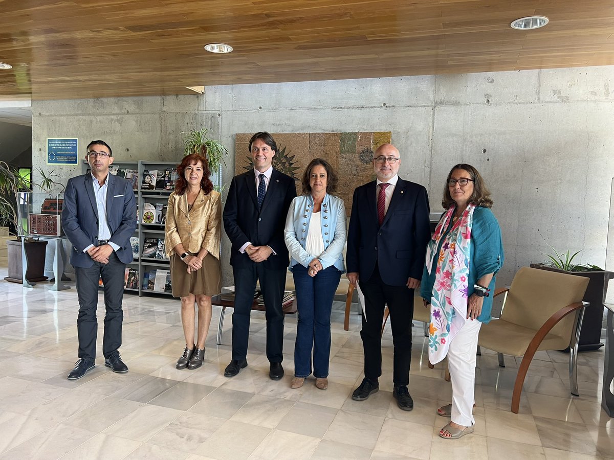 LinaGarcia_AND's tweet photo. Visito la @pablodeolavide junto a su rector, Francisco Oliva. 

Además del campus, me han mostrado su máquina de diagnóstico de imagen y he conocido el laboratorio de Biomarcadores. 

Analizamos las posibilidades de colaboración para avanzar en la investigación. https://t.co/PIwxZY7nwN