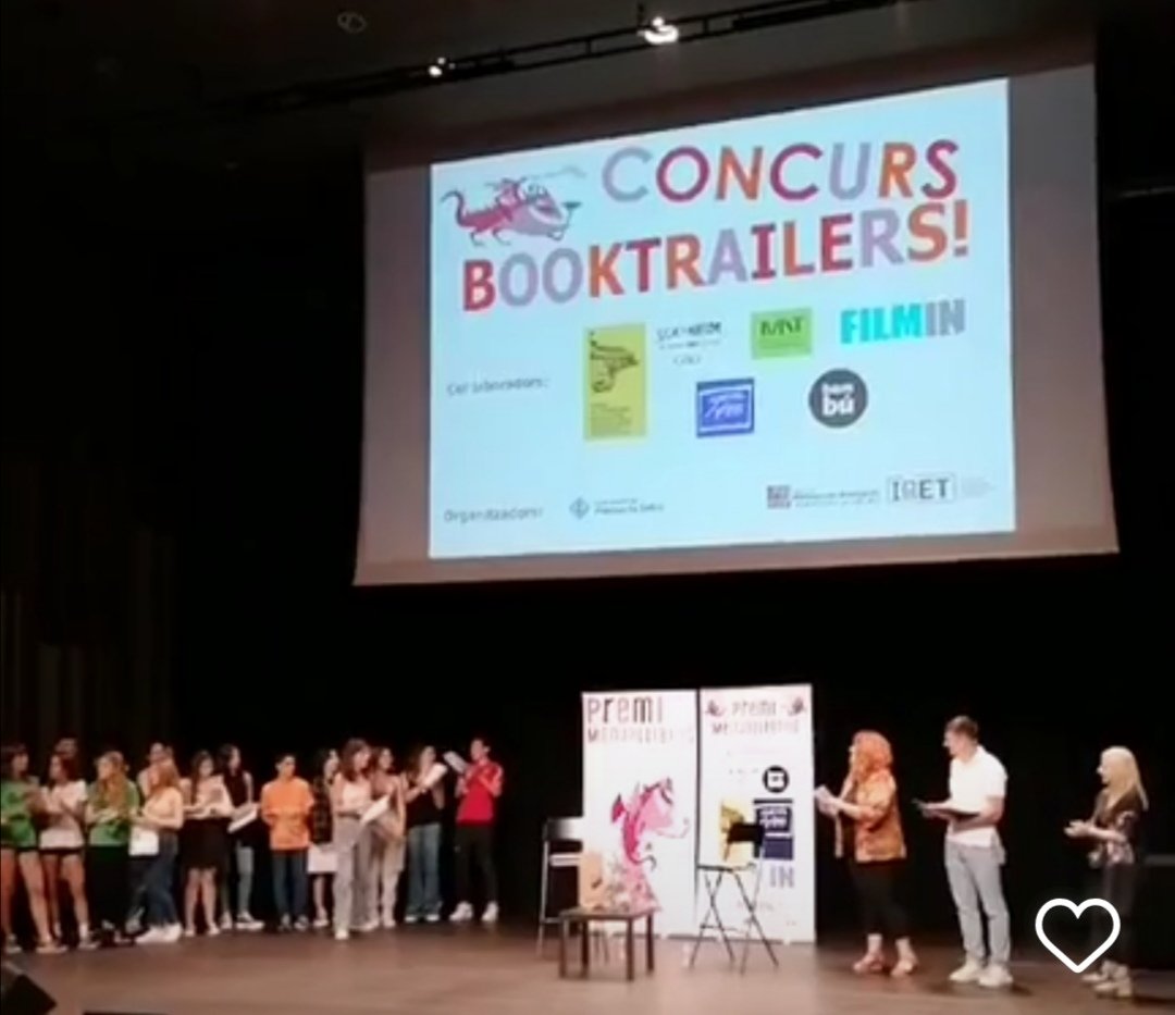 BibliotequesVNG's tweet photo. Avui @Eloy__Moreno ha rebut el Premi Menjallibres 2023, lliurat pels alumnes de 3r i 4t d'ESO de #VNG, pel seu llibre Diferente
El jurat han estat els més de 300 alumnes de la ciutat que participen en aquest Premi
#PremiMenjallibres #PromocioLectora #PAL https://t.co/HXL2eYMnS7