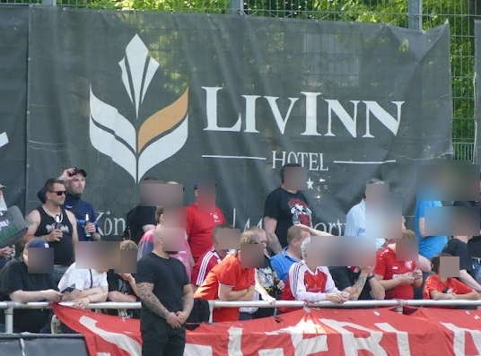CafeSiegen's tweet photo. Letztes Beispiel?

Neben bekannten Gesichtern in Bövinghausen: J. Bender, Nazi und Gebietsleiter West vom Dritten Weg.

Es stellt sich die Frage: Was für ein Verein wollen die @SF_Siegen1899  was für eine Stadt die @stadt_siegen sein?

#keinFußballdenFaschisten
#NazisausderKurve https://t.co/AEGWHeIkWk